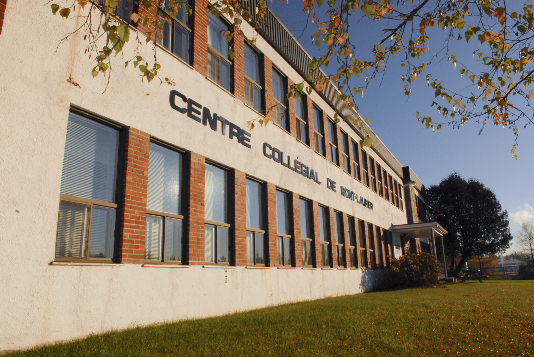 Façade du Centre collégial de Mont-Laurier